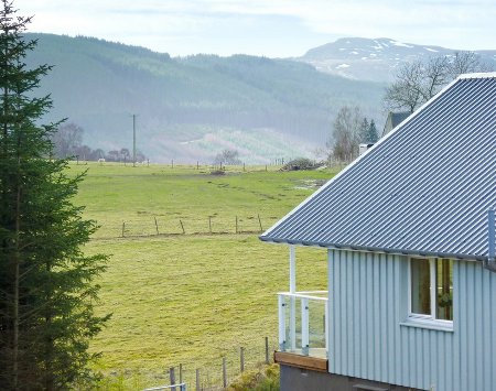 Big Skies is an eco-friendly holiday lodge, just outside Drumnadrochit in the Scottish Highlands. Big Skies sleeps 4 people