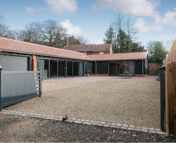Bumblebee Cottage is a hot tub holiday cottage in Geldeston near Beccles. Bumblebee Cottage sleeps 4