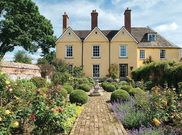 Forthampton Court in Tewkesbury is a wing of this Grade II listed property, sleeping 10 people