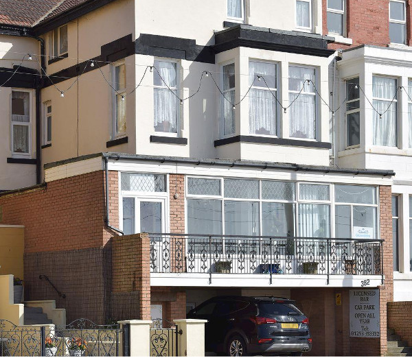 Glenwalden in Blackpool is a large holiday cottage on the seafront. Glenwalden sleeps 24 people
