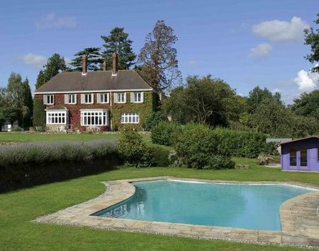 Grouselands House is a large holiday cottage in Horsham. Grouselands House sleeps 12 people