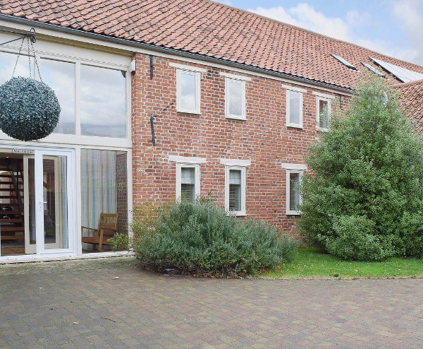 Hobland Barn in Bradwell, near Gorleston, on the Norfolk/Suffolk border, sleeps 12 people