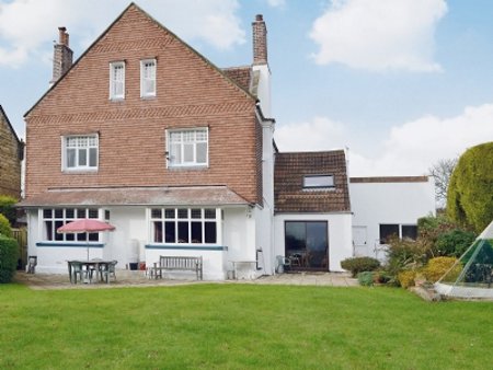 Igdrasil is Fylingthorpe, near Robin Hoods Bay, is a large holiday cottage sleeping 16 people