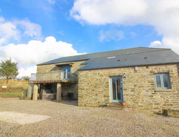 Lanxton Barn in Launceston, Cornwall, is a large holiday cottage sleeping 10 people