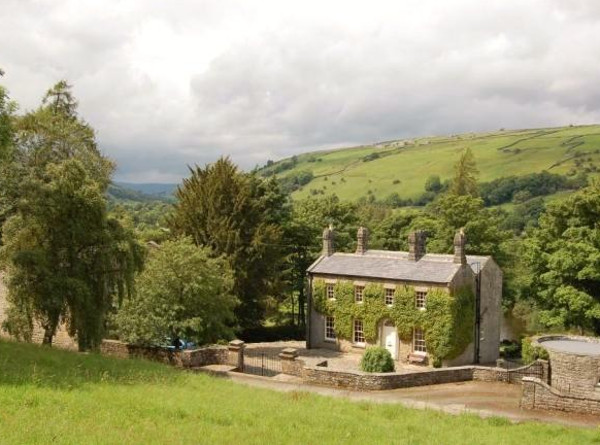 This cottage in Low Road, in the Yorkshire Dales National Park, sleeps 8 people in 4 bedrooms
