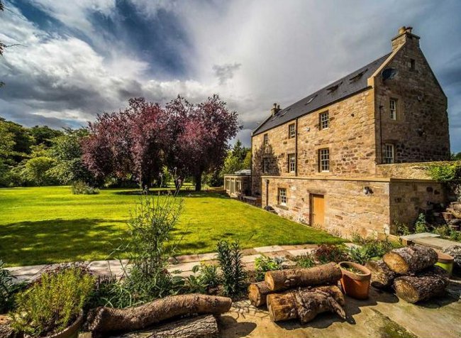 Logan Manor in Edinburgh is a large holiday cottage sleeping 10 people