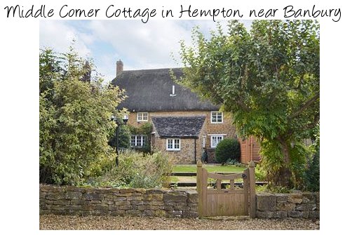 Middle Corner Cottage is an old thatched holiday cottage in rural Oxfordshire