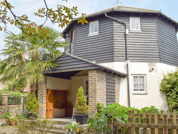 Mill Stone Cottage at Hunston Mill in Hunston, West Sussex, sleeps 2 people