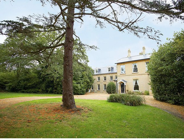 Oak Cliff Place in Ryde is a large holiday cottage on the Isle of Wight sleeping 16 - with a swimming pool