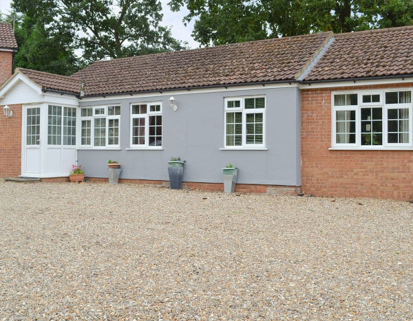 Pinewood Cottage in Hainford, near Norwich, sleeps 4 people