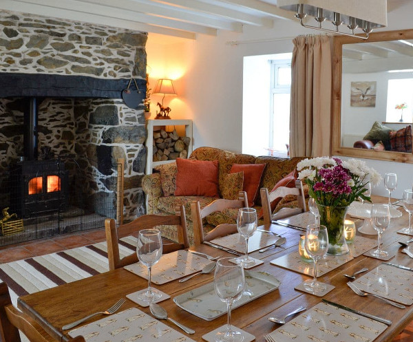 The living room and dining area at Preswylfa in Ty'n-y-groes