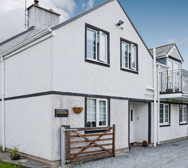 Preswylfa in Ty'n-y-groes, near Conwy, sleeps 10 people - with a hot tub