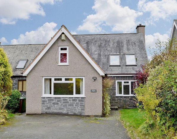 Sisial Y Llyn in Bala is a holiday cottage sleeping 9 people