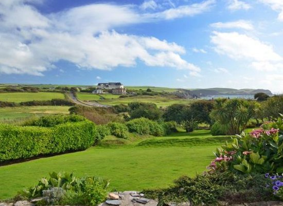 South Riding in Thurlestone is a large holiday cottage sleeping 12 people