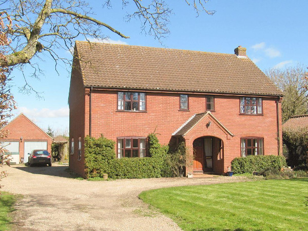 Sycamore House in Deopham Green, Norfolk, is a detached holiday cottage sleeping 8 people