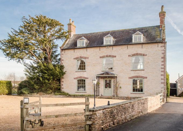 The Bell and Flamingo in Westbury-on-Severn, Gloucestershire, is a large holiday cottage sleeping 22 people