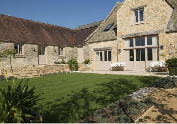 Thorndale Farm Barn in Northleach near Cheltenham is a holiday cottage sleeping 8 people